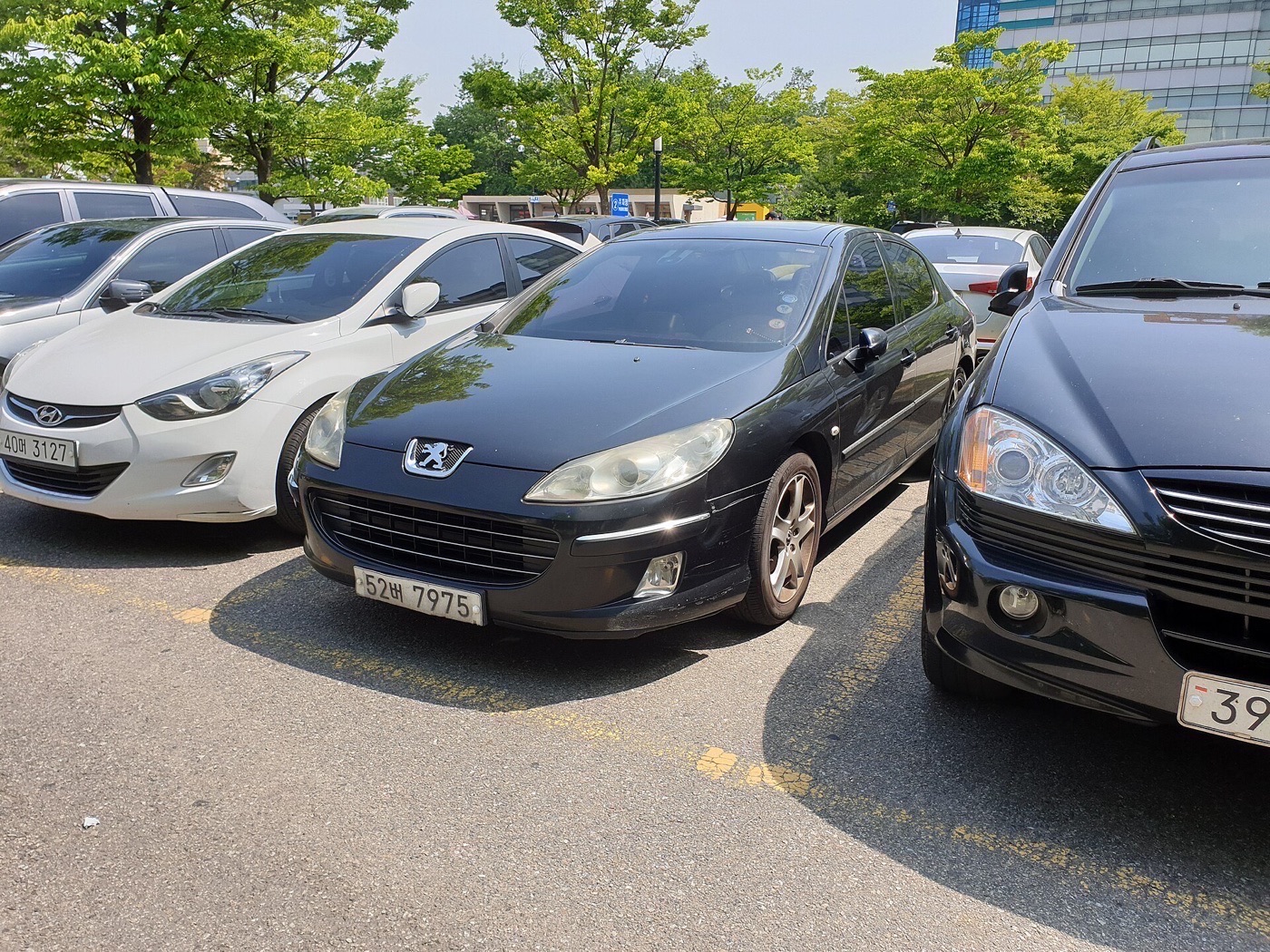 Un Peugeot 407 negro, mismo modelo que el de la gira de Sánchez