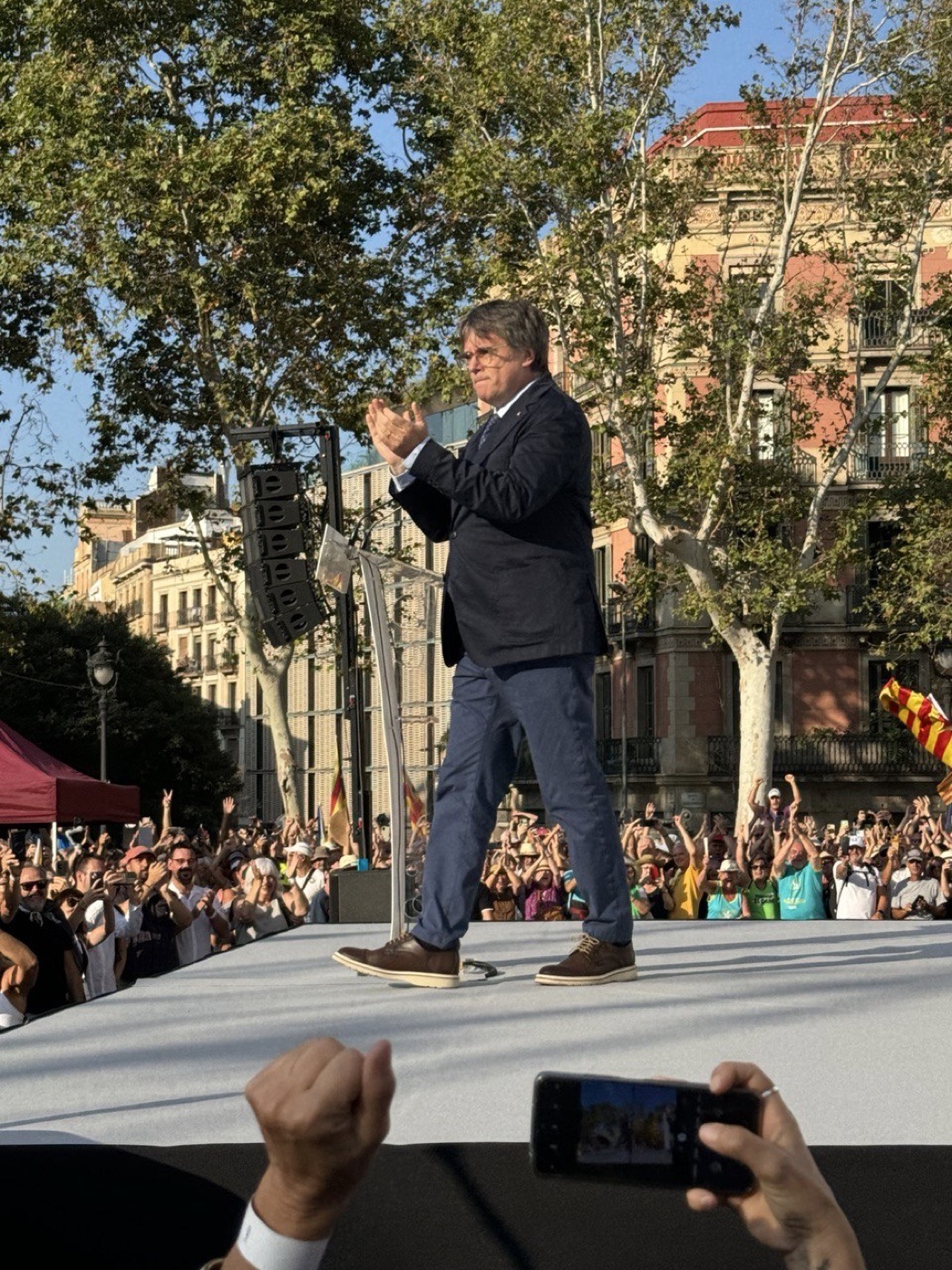 Carles Puigdemont en un escenario en Barcelona el 8 de agosto de 2024